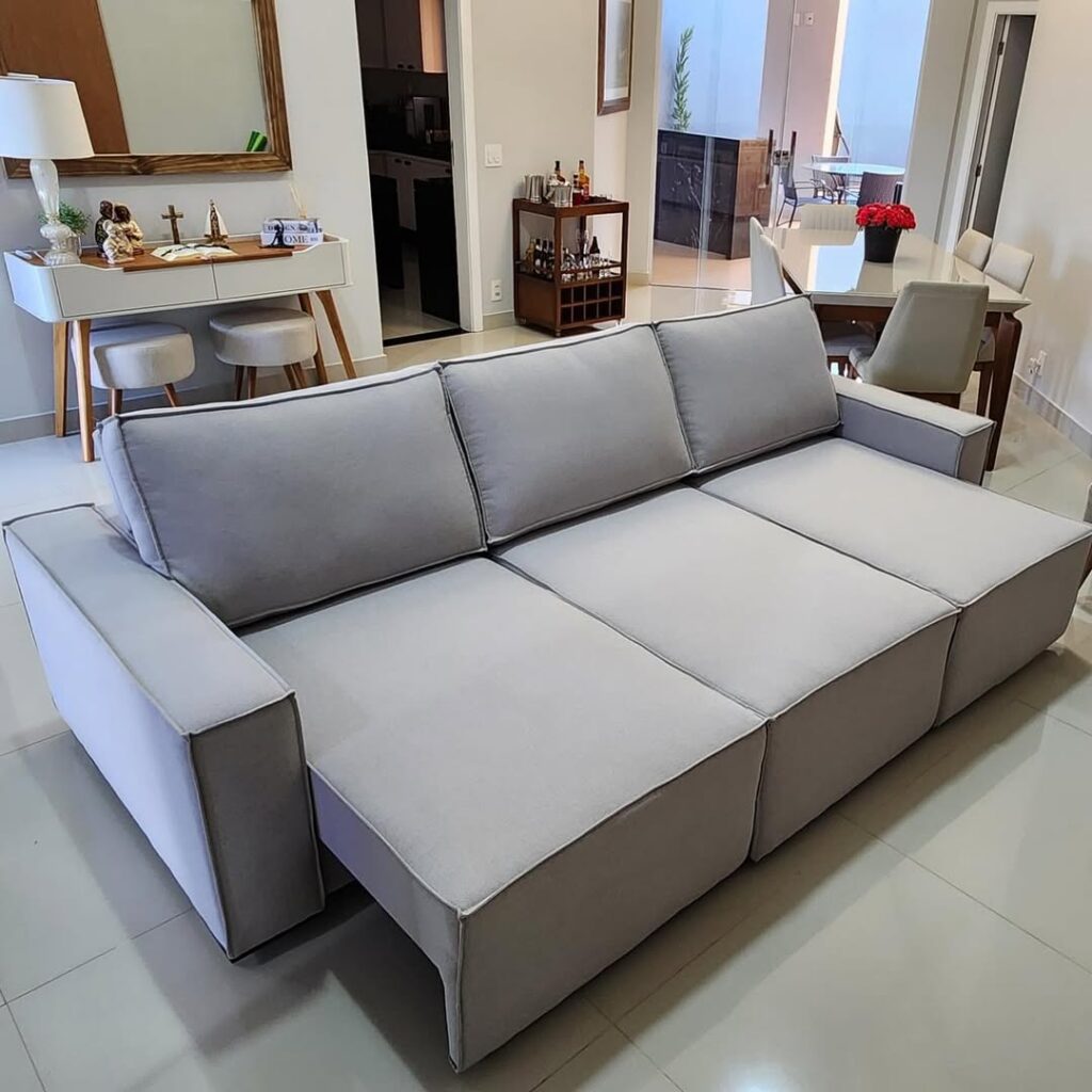 Detalhe da costura e textura de sofá em linho cinza reformado no Recreio pela Magnífico Upholstery.