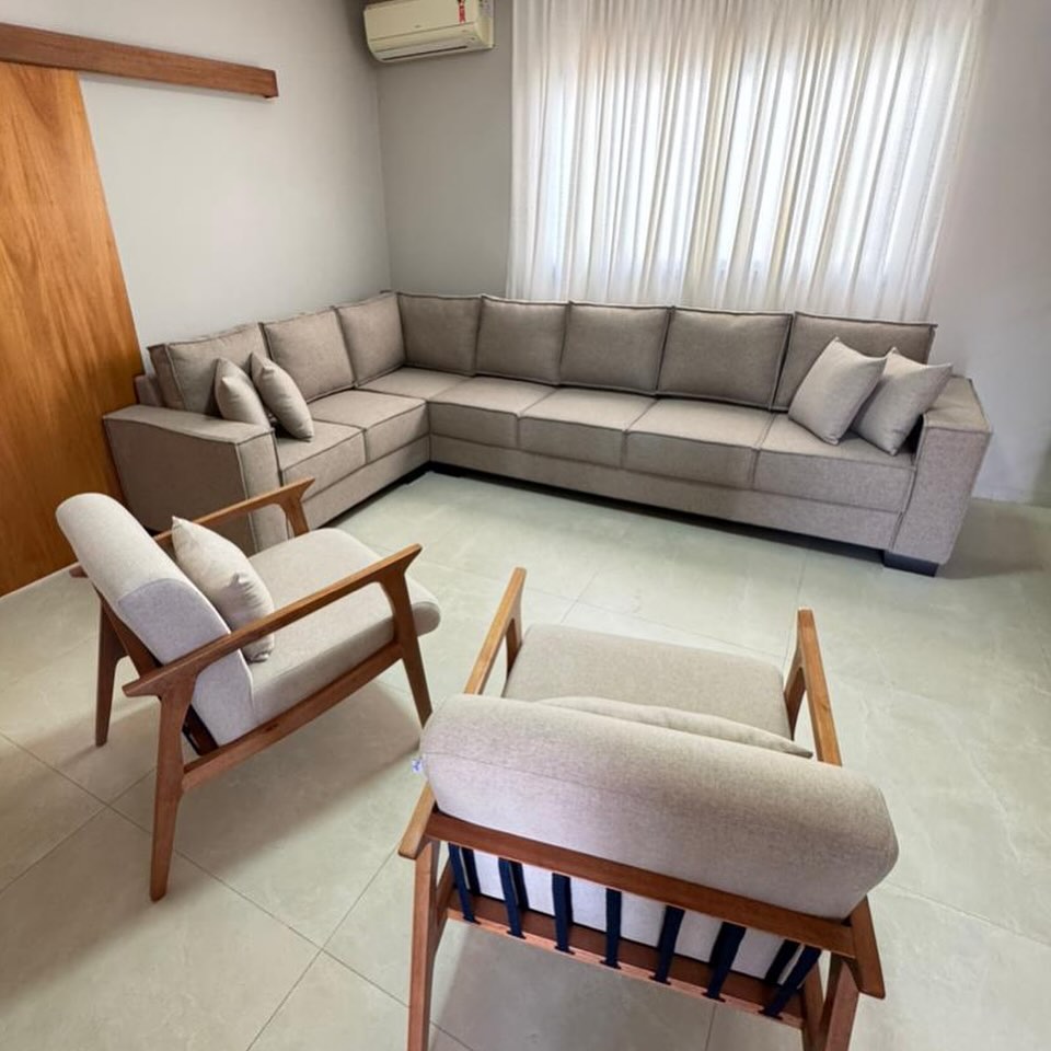 Reforma de sofá de canto em L com tecido linho premium no Recreio dos Bandeirantes pela Magnífico Upholstery.