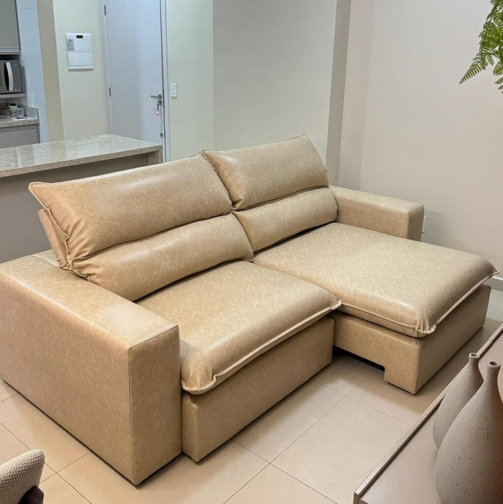 Reforma de sofá retrátil e reclinável em material sintético bege de alta durabilidade no Recreio dos Bandeirantes pela Magnífico Upholstery.
